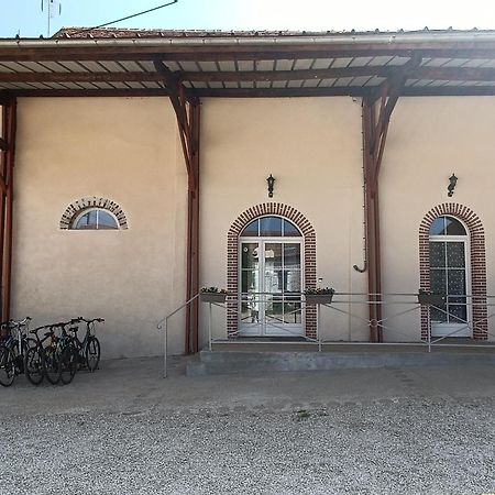 Chambre D'Hotes Le Domaine Des Hirondelles Champcenest Buitenkant foto