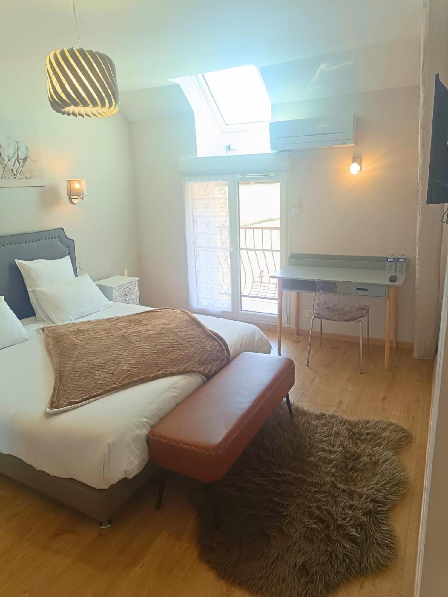 Chambre D'Hotes Le Domaine Des Hirondelles Champcenest Buitenkant foto