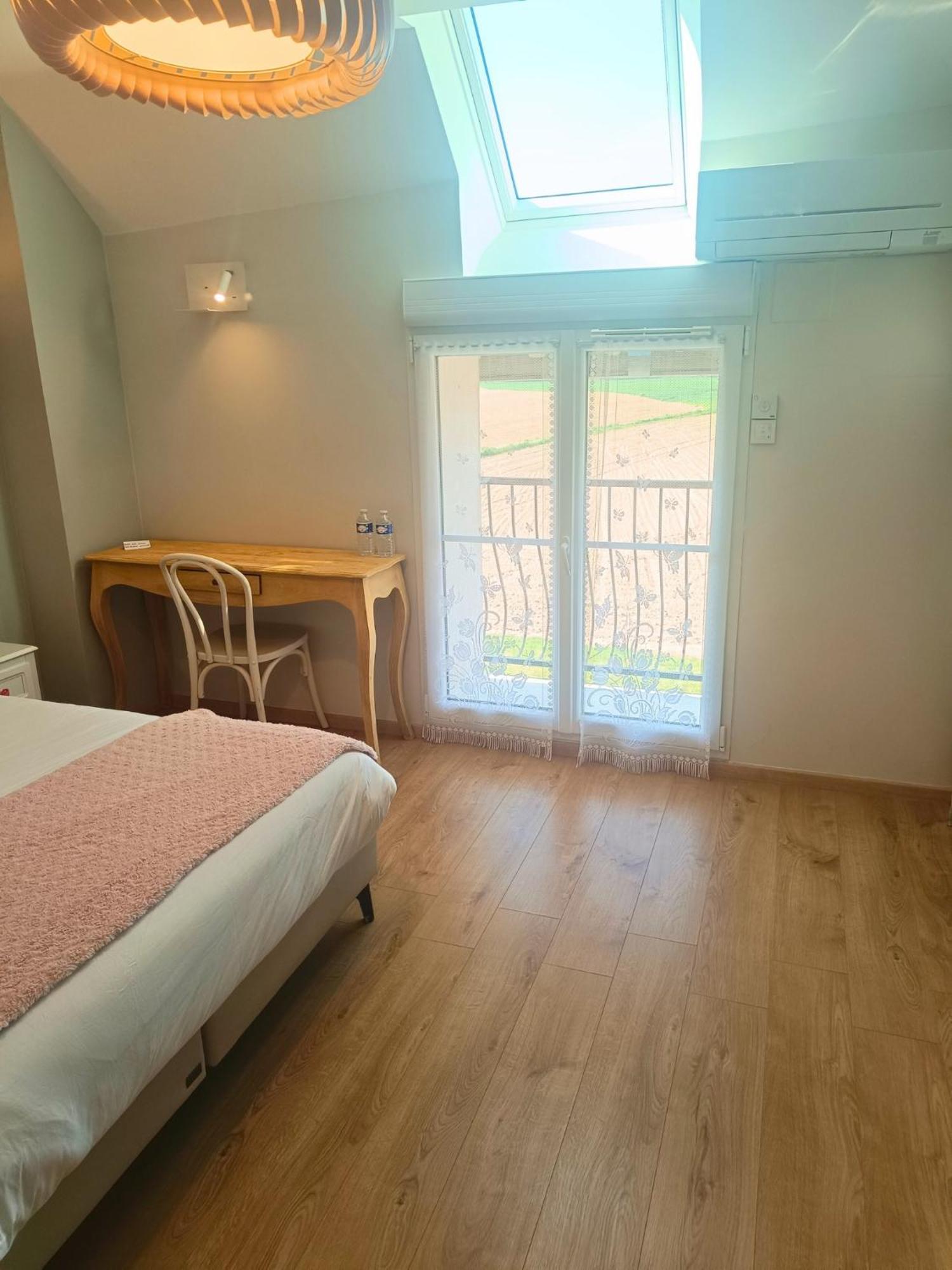 Chambre D'Hotes Le Domaine Des Hirondelles Champcenest Buitenkant foto